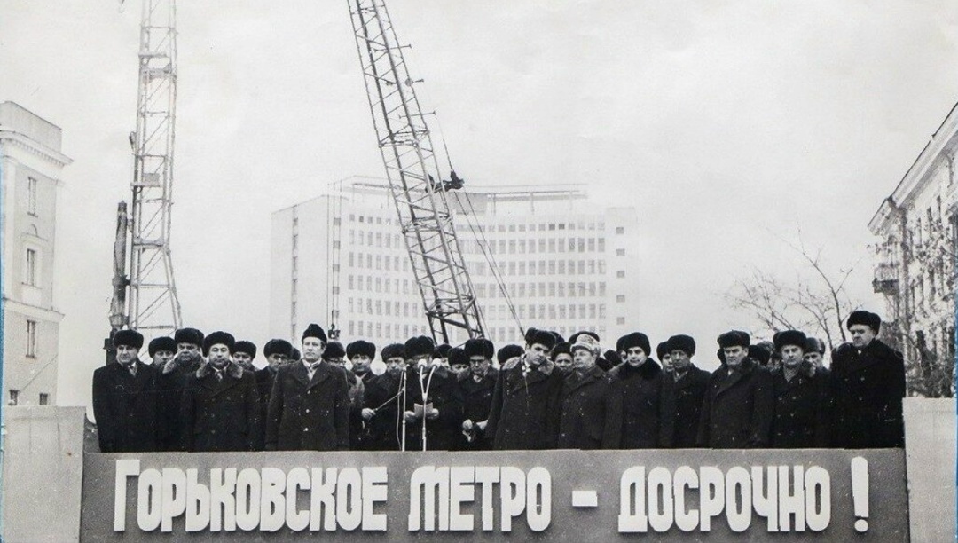 «Славим радость побед, по малейшему поводу — пир. И уж лучше не думать, что завтра настанет за ним» Митинг в честь первой сваи. Спойлер: досрочно не получилось. Источник