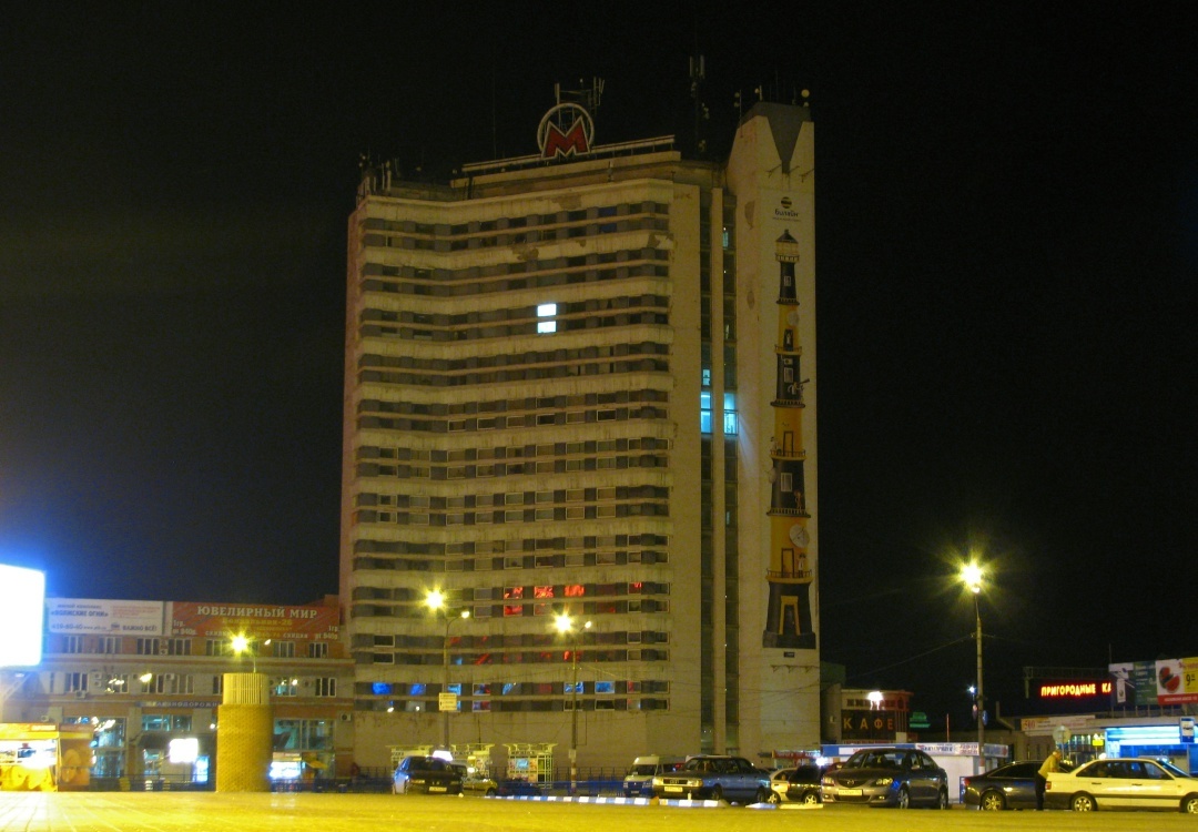 Какое-то время Метрополитен зарабатывал, сдавая огромную «свечку» своего Управления под фасадную рекламу