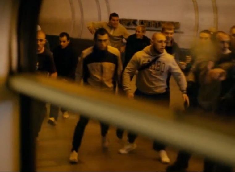 Менее брутальный способ подзаработать: в горьком метро частенько снимают русское кино. Например, Комсомольская, Кировская и Парк Культуры играют роли столичных станций в картине «Околофутбола» — можно даже заметить, что замес в кадре вовсе не на Конькове, как оно предполагается по сюжету