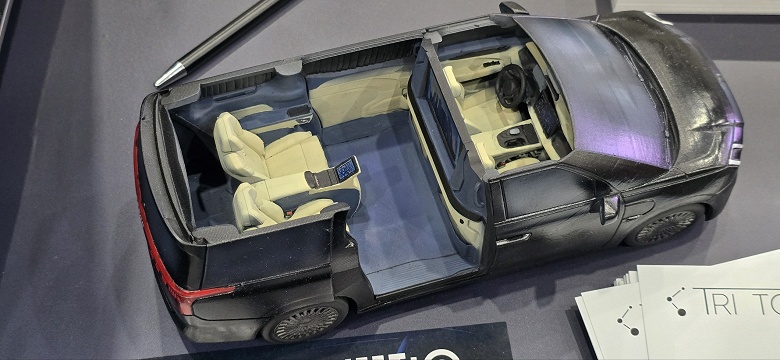 В Москве показали доработанный Zeekr 009, на такие машины пересаживаются бывшие владельцы Mercedes-Benz V-класса