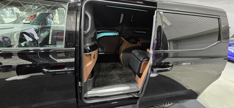 В Москве показали доработанный Zeekr 009, на такие машины пересаживаются бывшие владельцы Mercedes-Benz V-класса