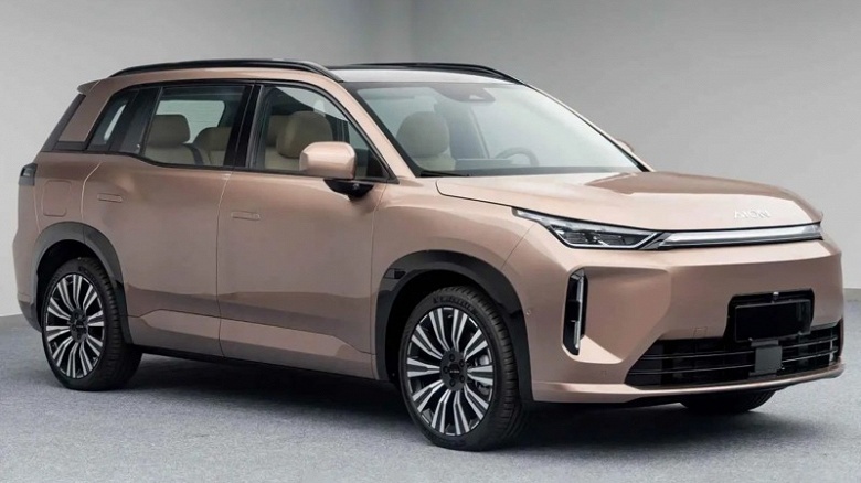 Запас хода до 1240 км, расход 5,5 л/100 км и зарядка с 30% до 80% за 15 минут, дёшево. Представлен GAC Aion i60