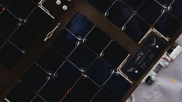 Зонды ESCAPADE перед отправкой к Марсу — с именными табличками и символом киви. Источник 