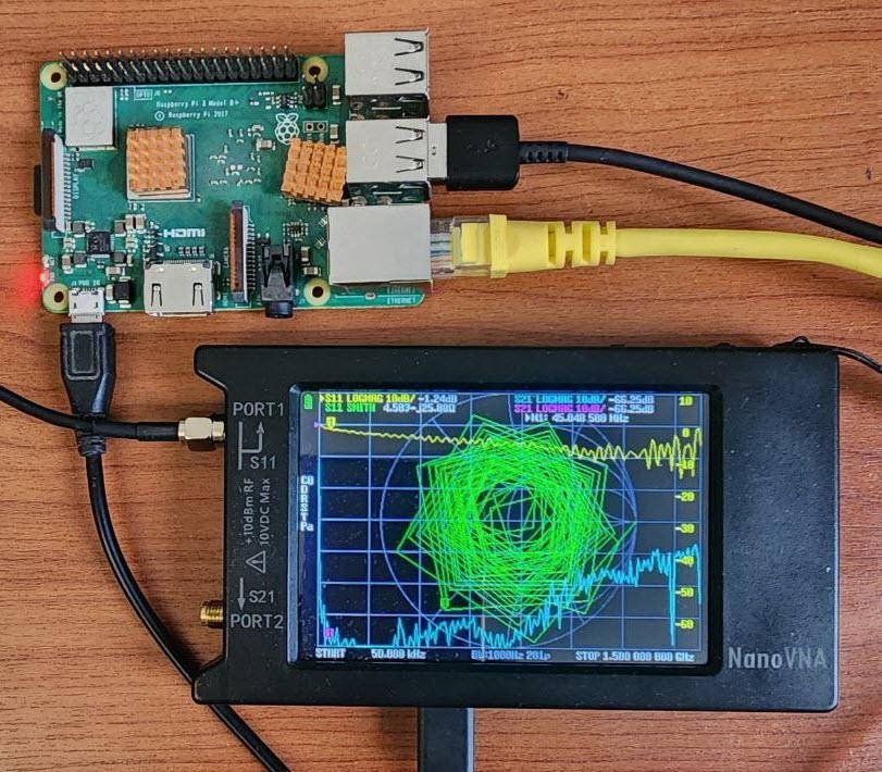 Рис. 1. Векторный анализатор NanoVNA подключен к Raspberry Pi