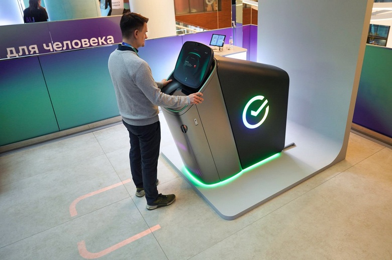 Сбер &laquo;переизобрёл&raquo; банкомат: два экрана, ИИ-помощник GigaChat и здоровье 