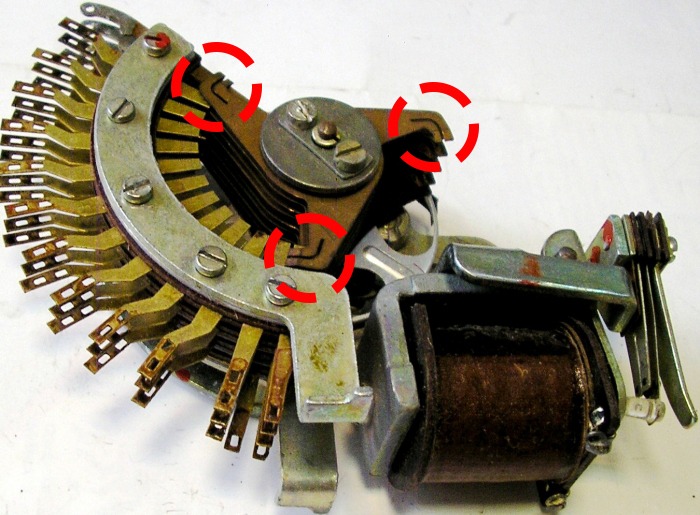 Декадно-шаговый искатель ДШИ-11. Если у вас завалялся дисковый номеронабиратель, то эта штука умеет с ним работать.
