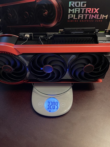 Таких в мире только 1000 штук. Появились живые фото лимитированной и ужасно дорогой видеокарты Asus ROG Matrix GeForce RTX 5090