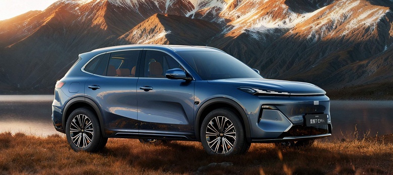 В России гибридный кроссовер Geely стоит 3,32 млн рублей, а в Китае обновленную машину продают за 1,1 млн рублей. Стартовали продажи Geely Galaxy Starship 7 EM-i 2026