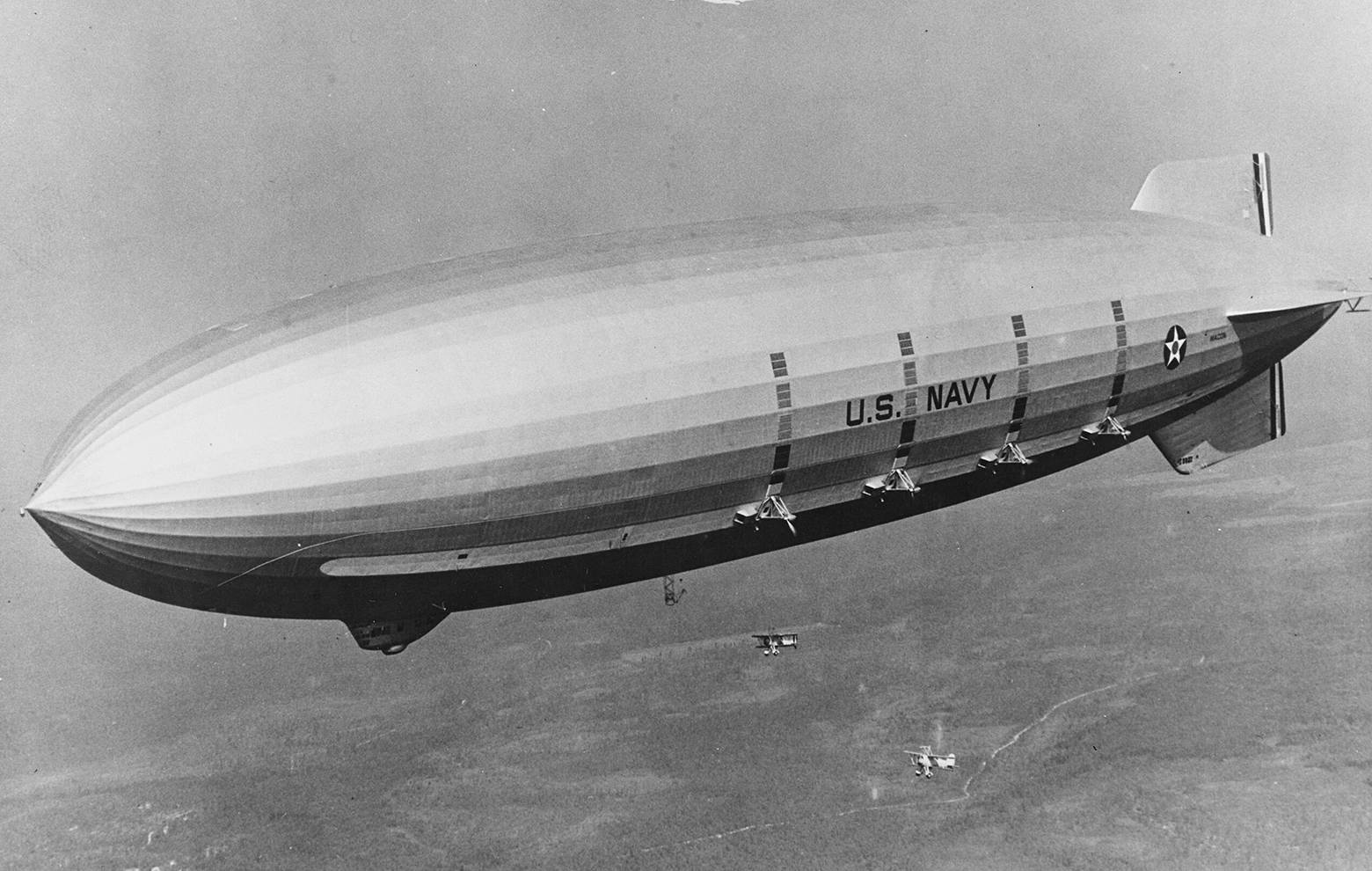 Жёсткий дирижабль USS Macon (ZRS-5) и два самолёта сопровождения, 1933 г.