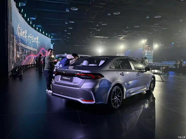 Обновлённая Toyota Corolla представлена в Китае: 1,8-литровый гибрид или атмосферный 2,0-литровый мотор на выбор
