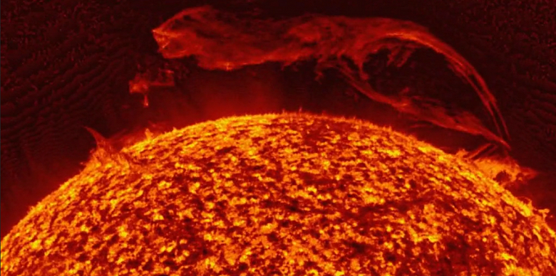 С Солнца улетел &laquo;царь-протуберанец&raquo; размером более миллиона километров