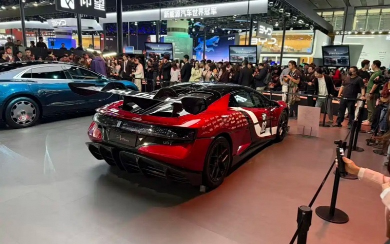 Почти 3000 л.с. и скорость под 500 км/ч. BYD показала вживую гиперкар Yangwang U9 Xtreme