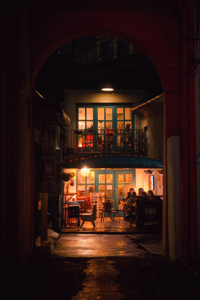 В Сербии очень уютные кафаны, где наливают как кофе, так и алкогольные напитки  