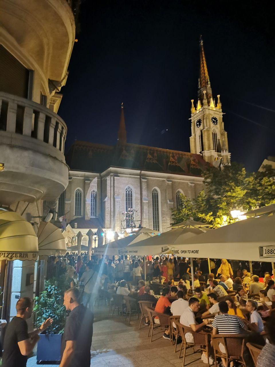 Типичный вечер в центре Нови-Сада