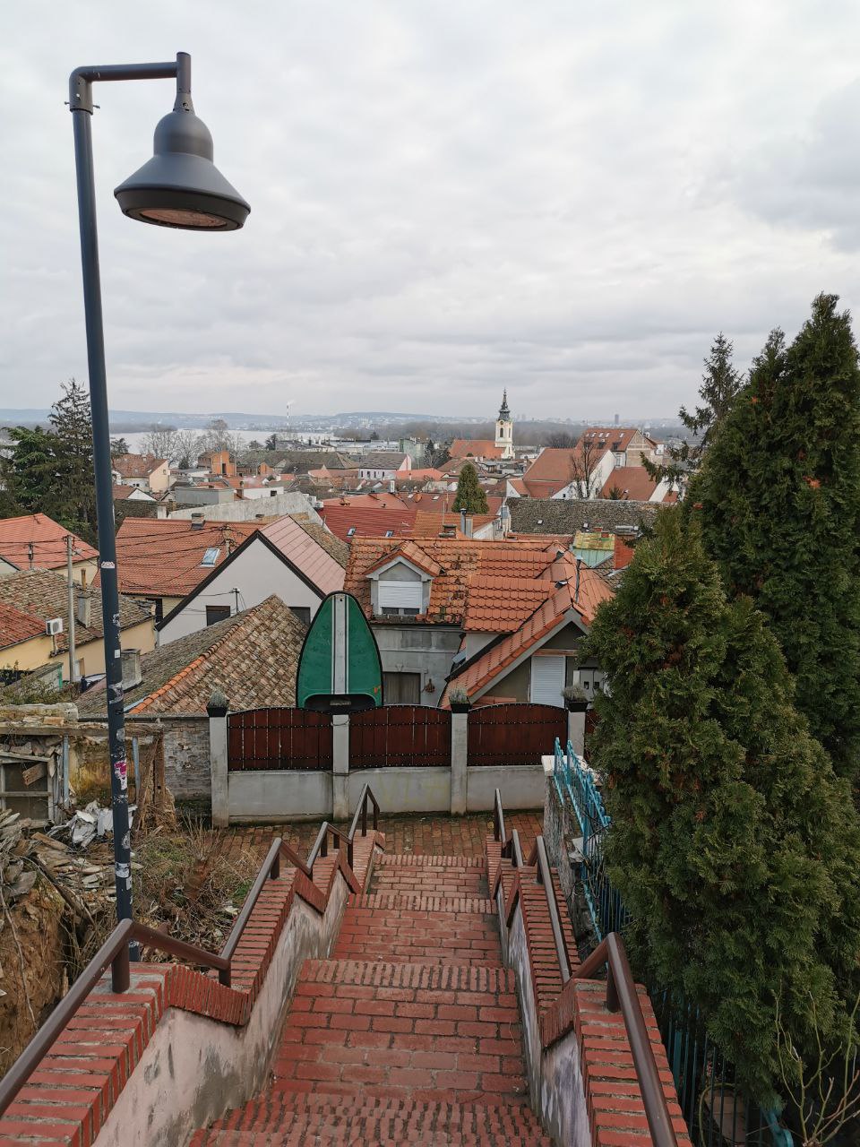 Земун — бывший город в Сербии, сейчас район Белграда  