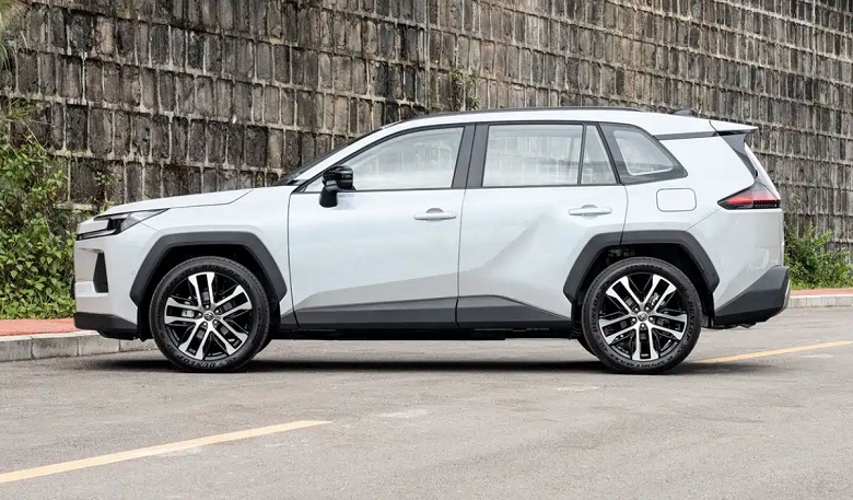 В Китае представлен новый Toyota Wildlander &mdash; клон новейшего Toyota RAV4 за 170 тыс. юаней (1,9 млн рублей) с русифицированной медиасистемой