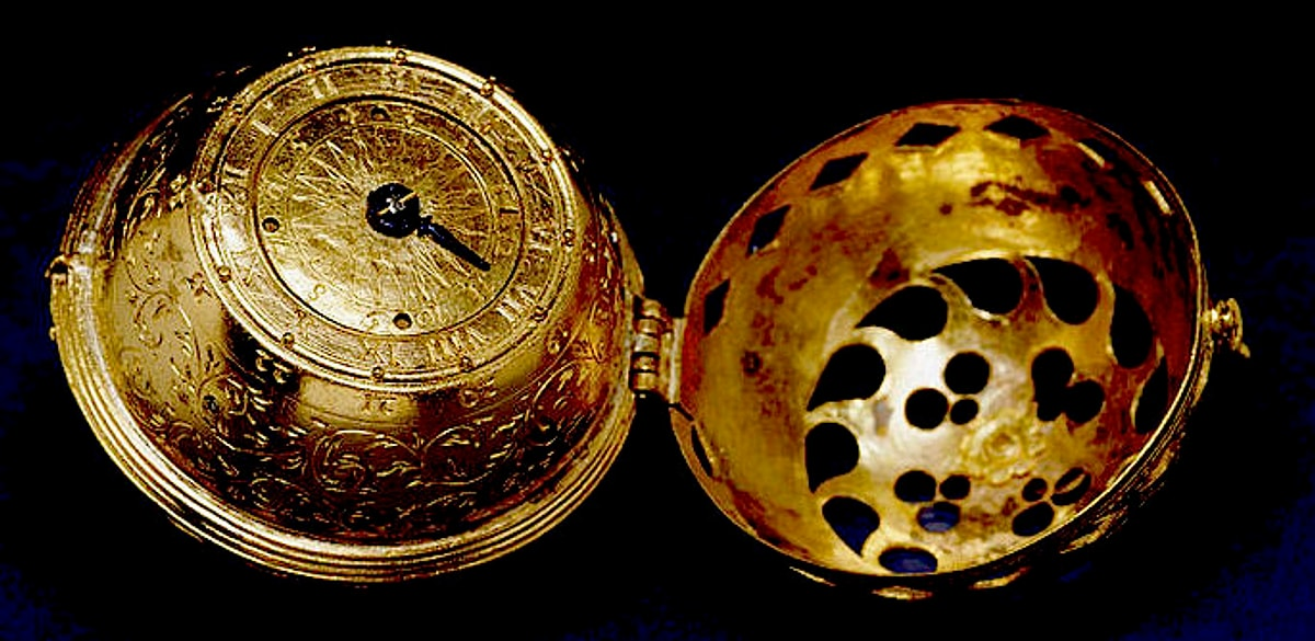 Часы «нюрнбергское яйцо» с единственной часовой стрелкой. Стекло над циферблатом носимых часов стали ставить только с начала XVII века, ранее они только закрывались крышкой