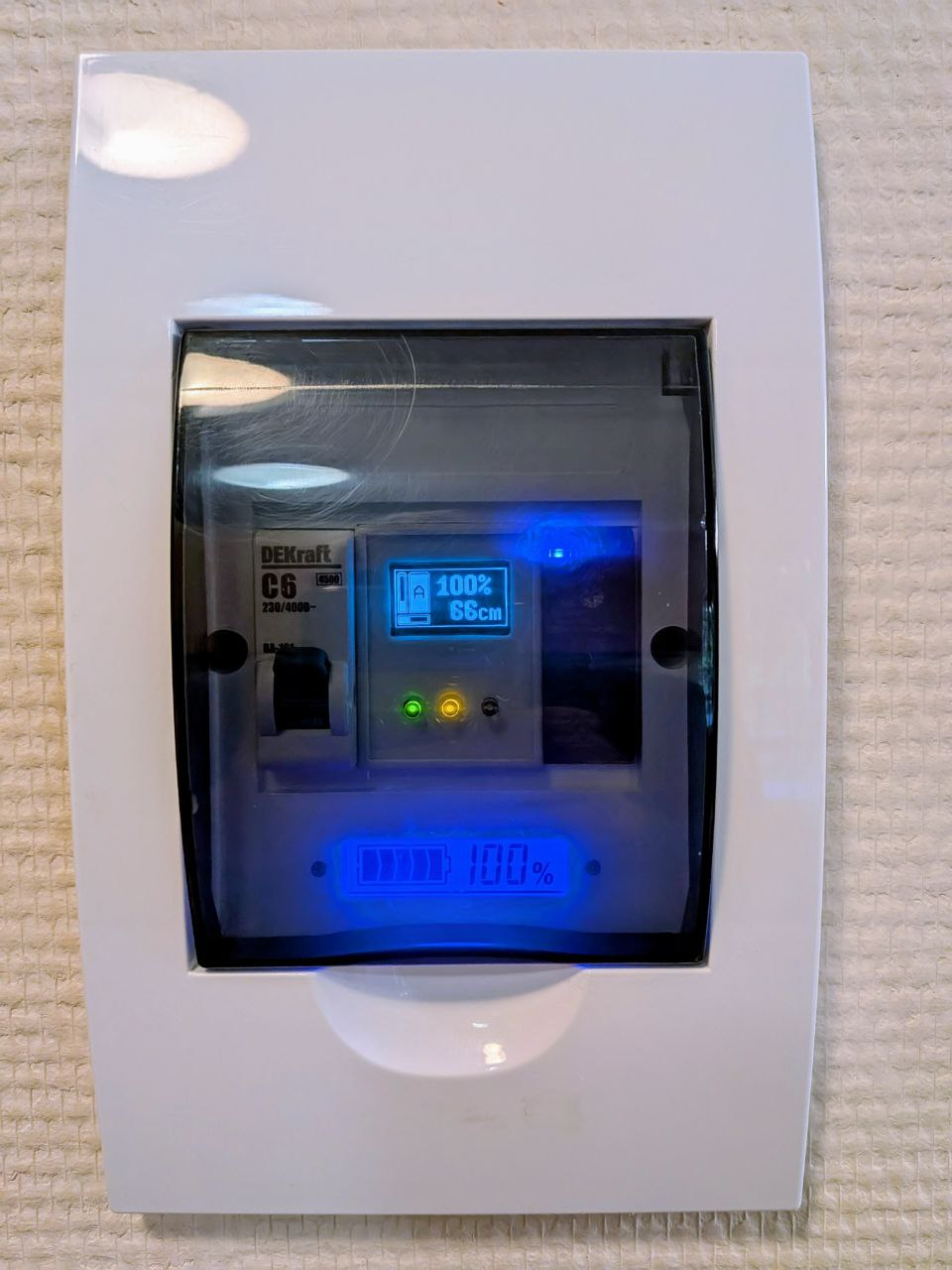 Рис. 25. Работающий контроллер в щитке