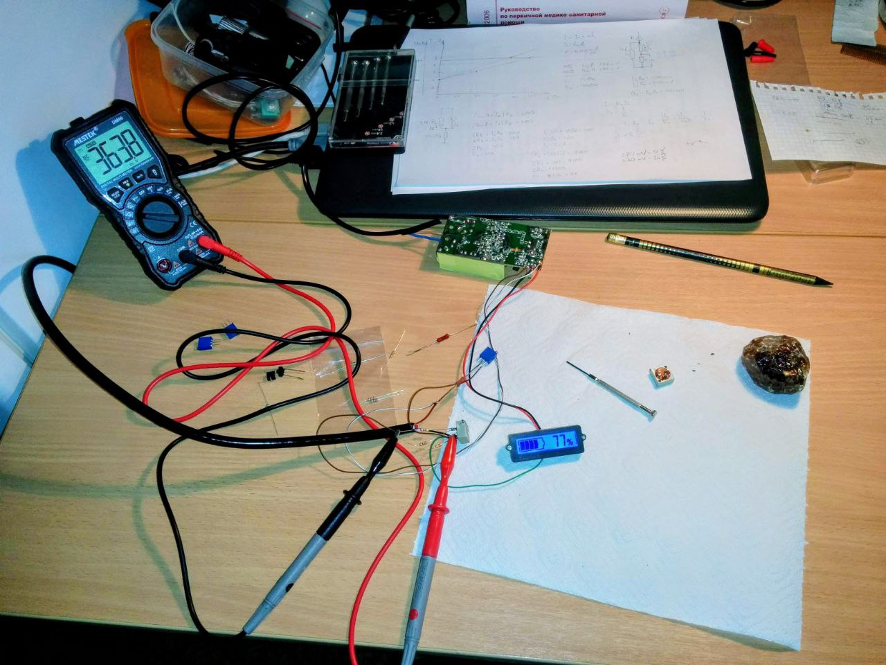 Рис. 3. Гидростатический датчик, подключённый к индикатору заряда аккумулятора