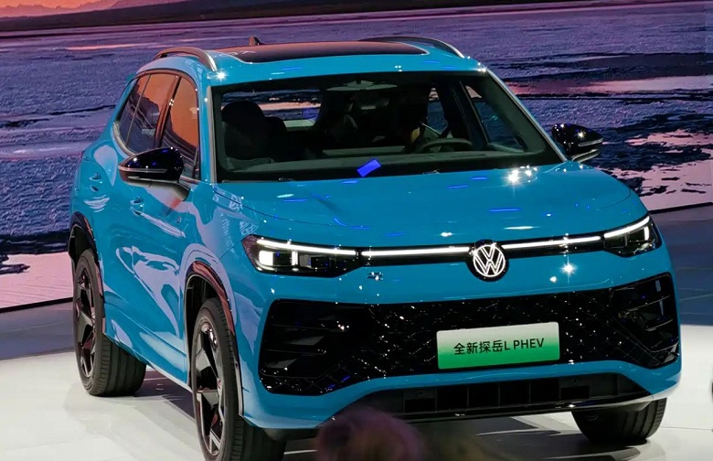 Volkswagen Tayron L впервые стал подключаемым гибридом: полный привод и возможность проехать 100 км без бензина