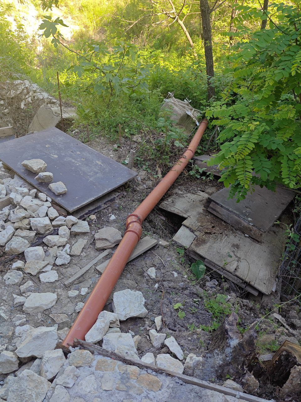 Пока сколн на участке ползет, пришлось кинуть трубы поверху. 