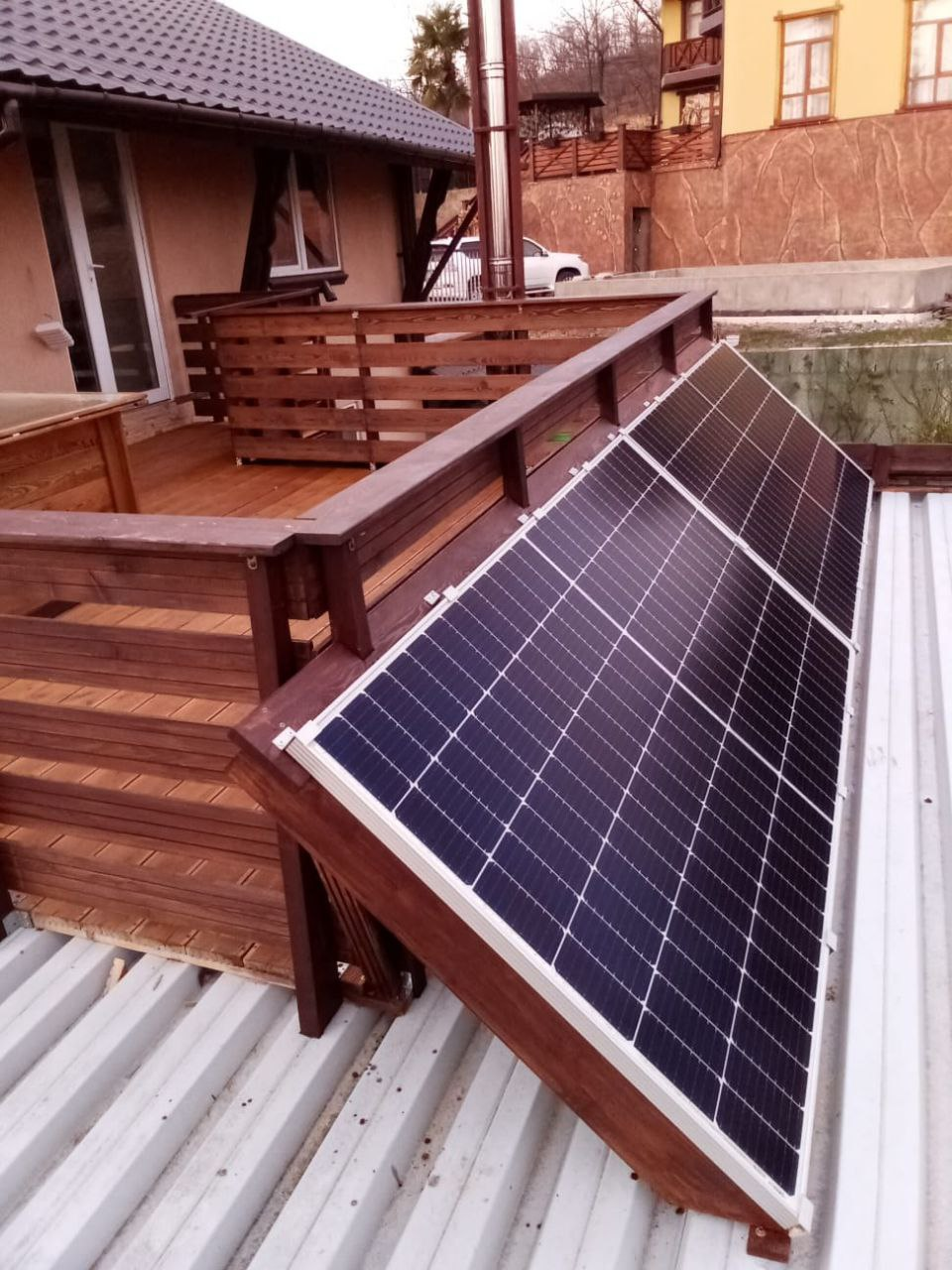 Первая система на достаточно дорогих half-cell панелях, направленная под 45гр. на восток. 