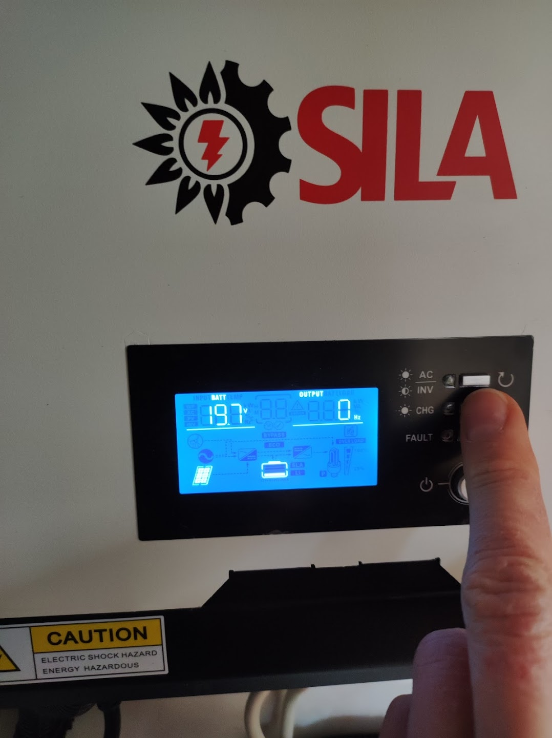 Некотоые инверторы не могут зарядить разряженный аккумулятор.