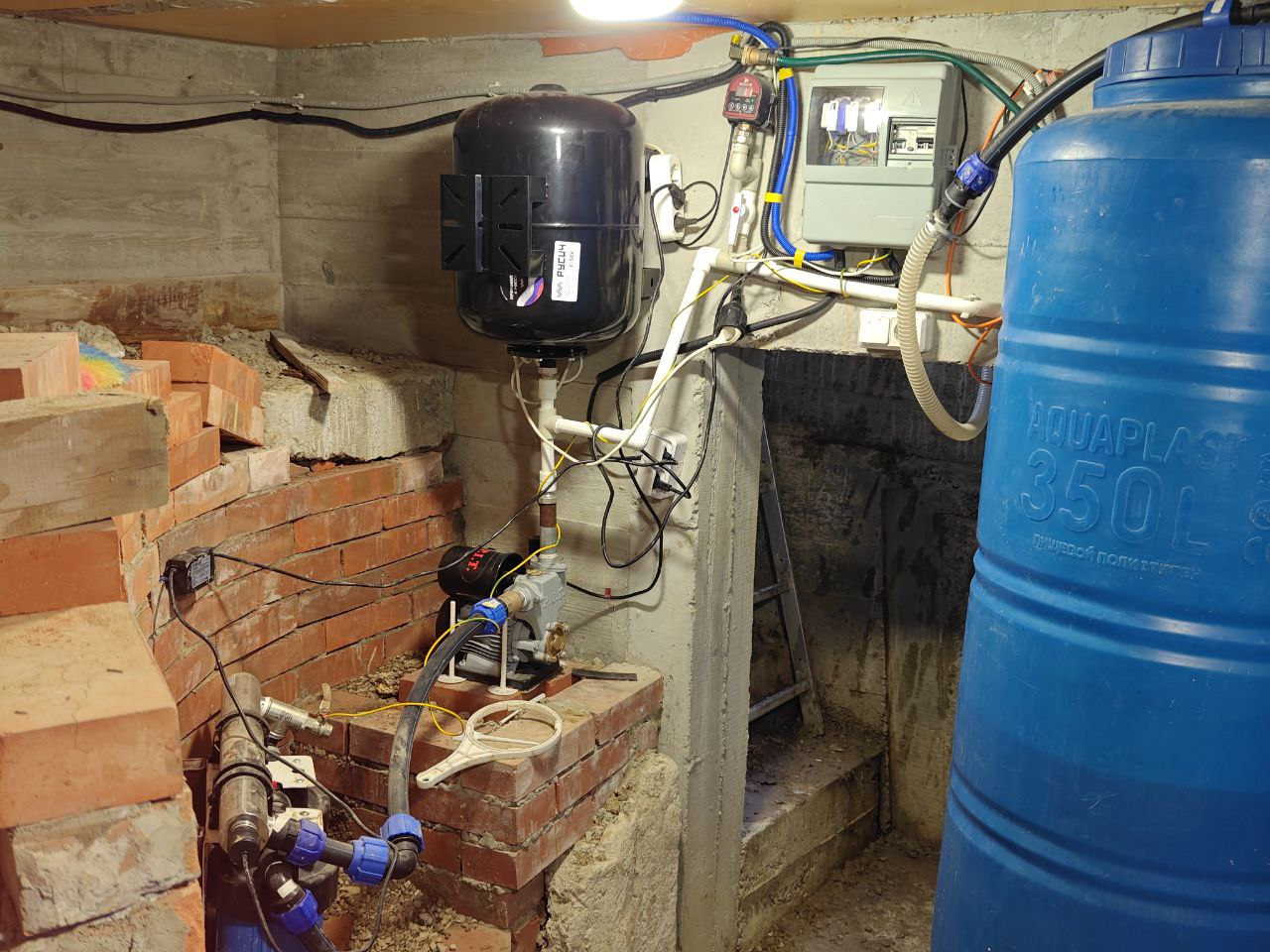 За монтаж простите - работа в подвале, в полусогнутом не располагала к качеству. Сейчас многое "причесал"