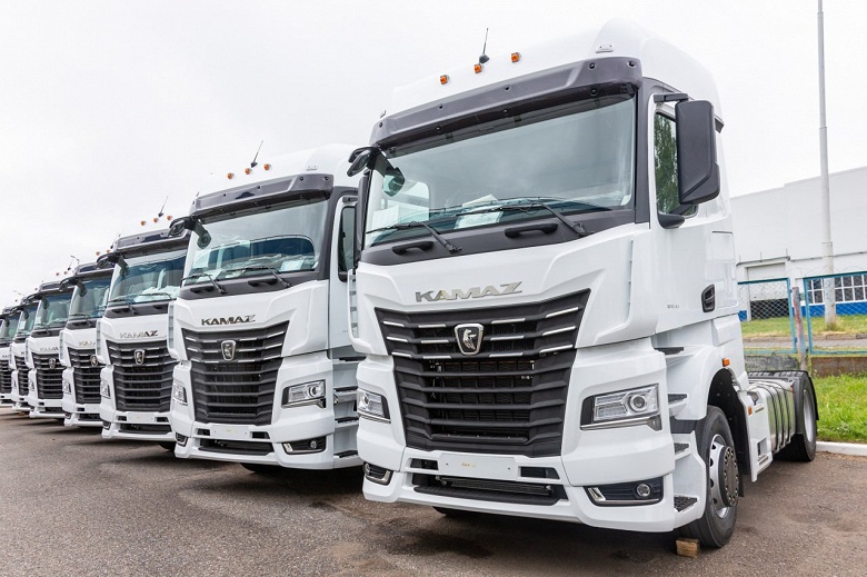 КамАЗ начал выпускать флагманские тягачи КамАЗ-54901 Hi-Tech, они получили адаптивный круиз-контроль