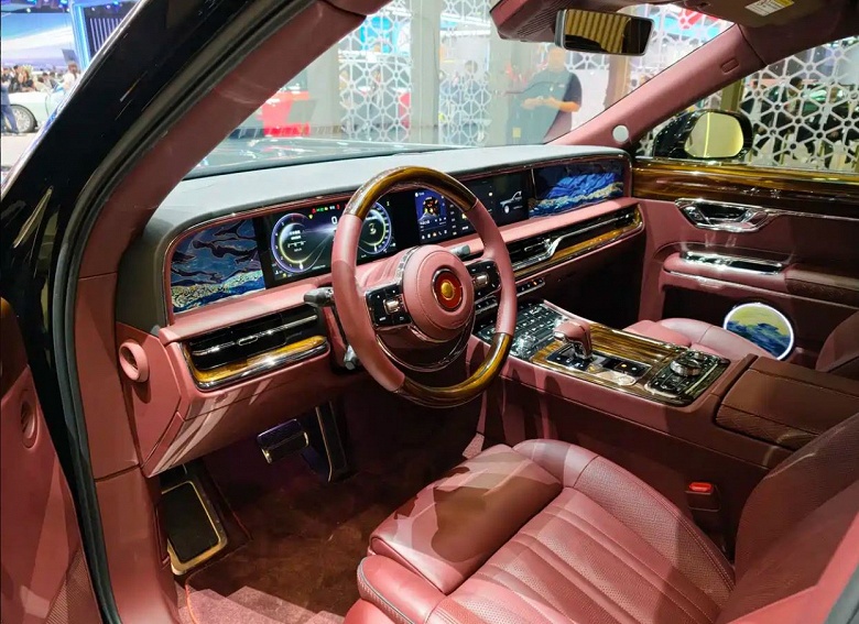 &laquo;Китайский Maybach&raquo;: на автосалоне в Гуанчжоу назвали цену на люксовый седан Hongqi Guoli в версии Danxia &mdash; это одна из самых дорогих китайских машин