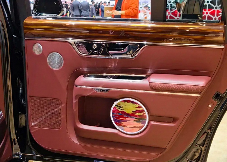 &laquo;Китайский Maybach&raquo;: на автосалоне в Гуанчжоу назвали цену на люксовый седан Hongqi Guoli в версии Danxia &mdash; это одна из самых дорогих китайских машин