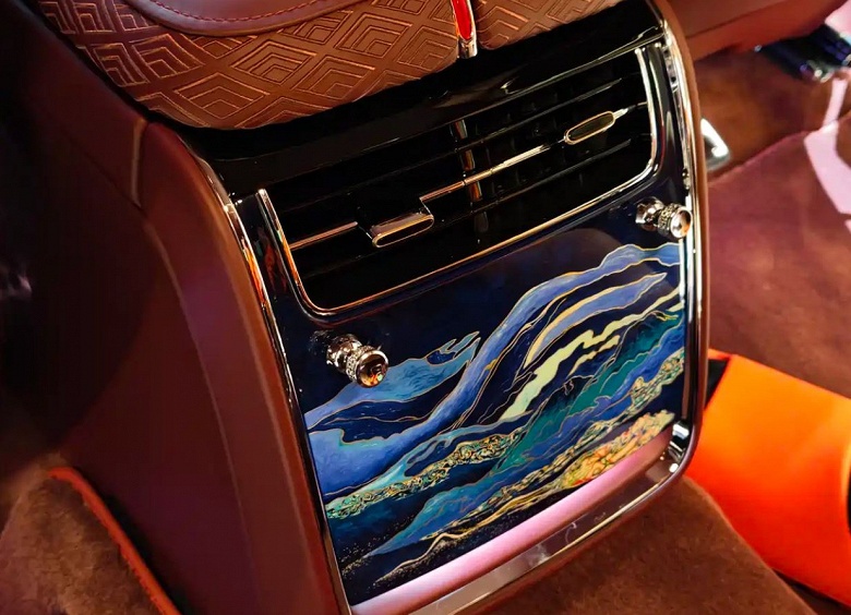 &laquo;Китайский Maybach&raquo;: на автосалоне в Гуанчжоу назвали цену на люксовый седан Hongqi Guoli в версии Danxia &mdash; это одна из самых дорогих китайских машин