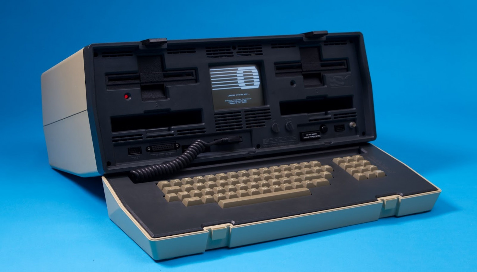 Osborne 1 (1981): Портативный компьютер, созданный Адамом Осборном и Ли Фельзенштейном, стал сенсацией. Это был первый коммерчески успешный «переносимый» компьютер. Несмотря на его 12-килограммовый вес, это всё равно было революционно. Компьютер поставлялся с предустановленным программным обеспечением (WordStar, SuperCalc и тд.), что было огромным преимуществом. Он открыл дорогу для многих других портативных устройств