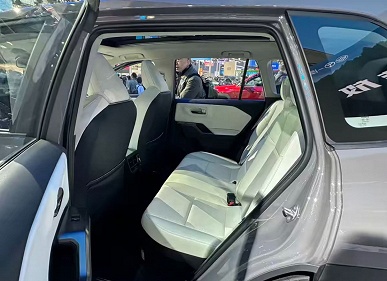 Новый Toyota RAV4 представлен в Китае: два гибрида, полный привод и 6 лет гарантии по цене от 170 тыс. юаней (1,9 млн рублей) - 5 Новый Toyota RAV4 представлен в Китае: два гибрида, полный привод и 6 лет гарантии по цене от 170 тыс. юаней (1,9 млн рублей)