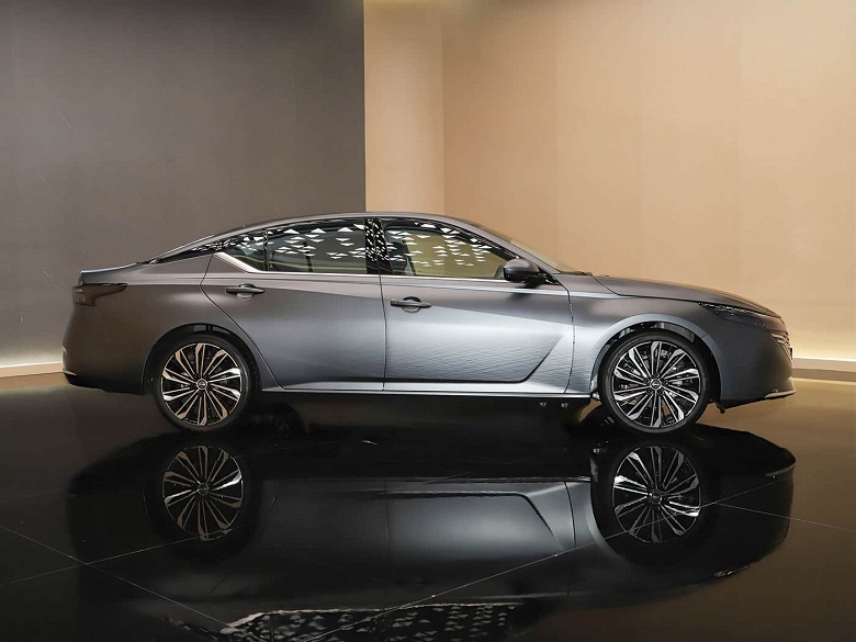 Представлен совершенно новый Nissan Teana: передовые технологии Huawei, 2,0-литровый мотор и имитация 8-ступенчатой коробки передач &mdash; за 130 тыс. юаней (1,45 млн рублей)