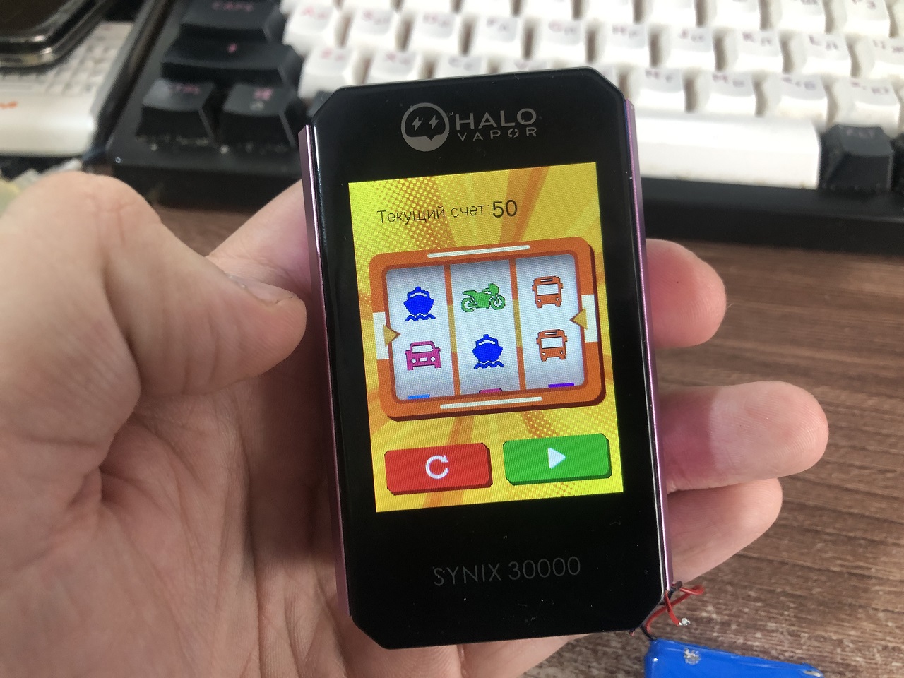 Производитель этого гаджета напирает сразу на несколько человеческих слабостей