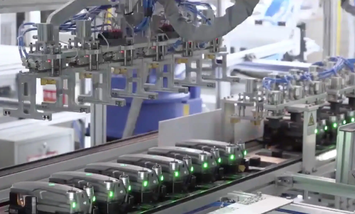 Вереницы «мавиков» выезжают с конвейера на фабрике DJI.