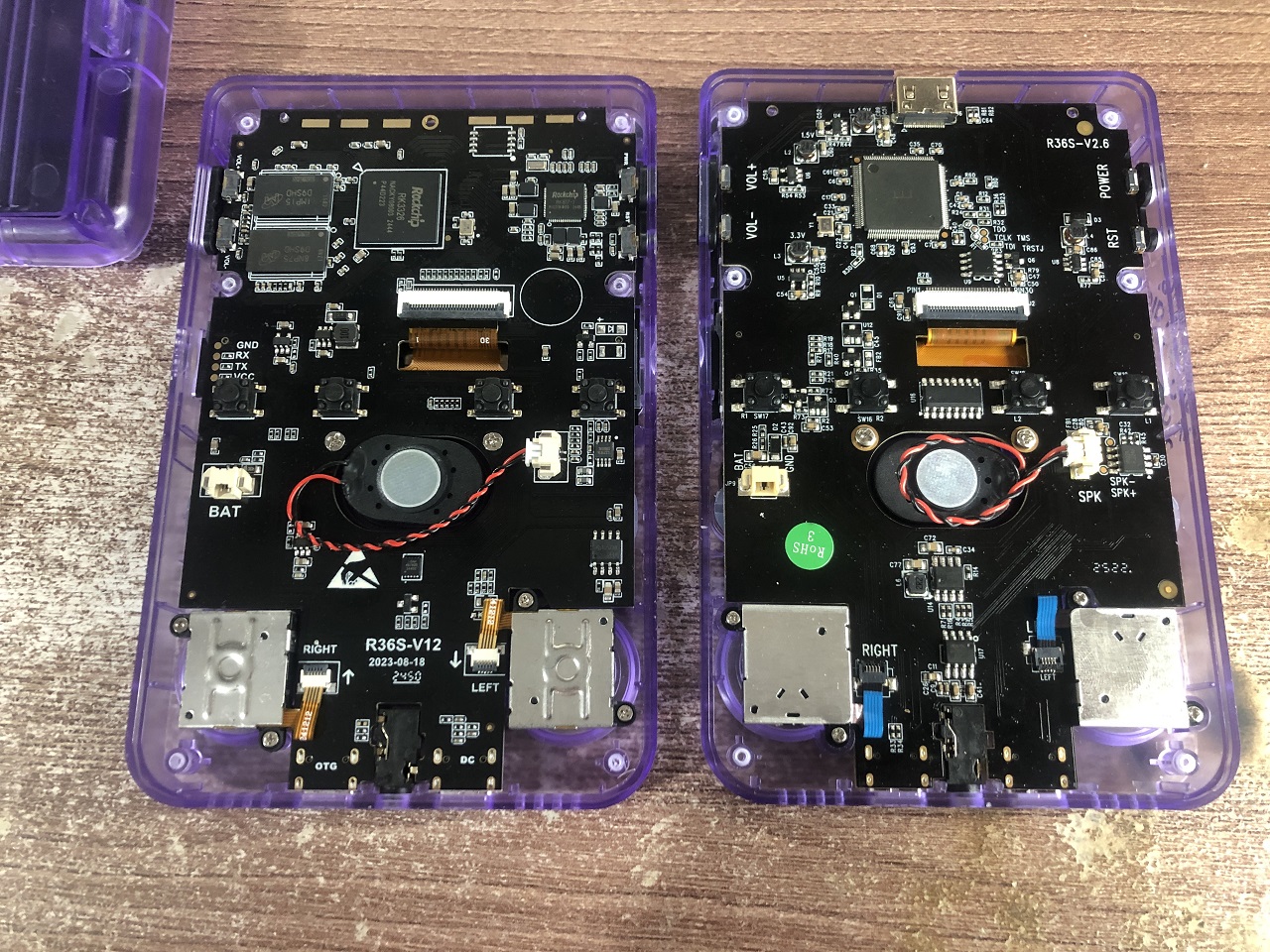 На этом фото клон расположен справа