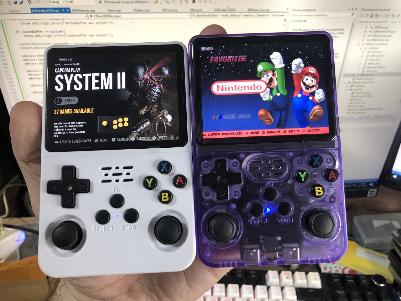 Слева консоль с свежей ArkOS 2.0, справа — с чуть более старой ArkOS