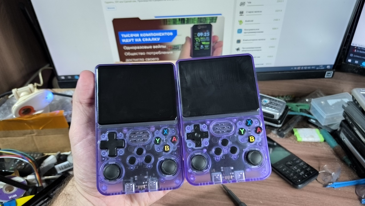 Особо внимательные читатели могут обратить внимание на разную обвязку вокруг 3.5мм разъёма. Особо внимательные читатели могут обратить внимание на разную обвязку вокруг 3.5мм разъёма.