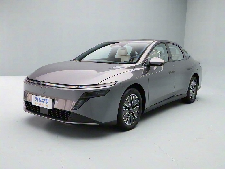 Просторный гибрид Nissan с расходом 2,9 л/100 км &mdash; всего 92 тыс. юаней (1 млн рублей). Представлен Nissan N6