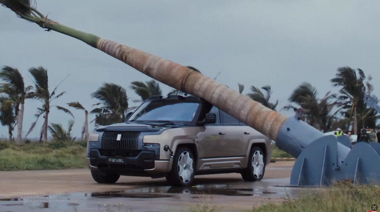 Это сравнимо с падением кондиционера с высоты 40 этажей. BYD испытала YangWang U8L при помощи огромной пальмы - 1 Это сравнимо с падением кондиционера с высоты 40 этажей. BYD испытала YangWang U8L при помощи огромной пальмы