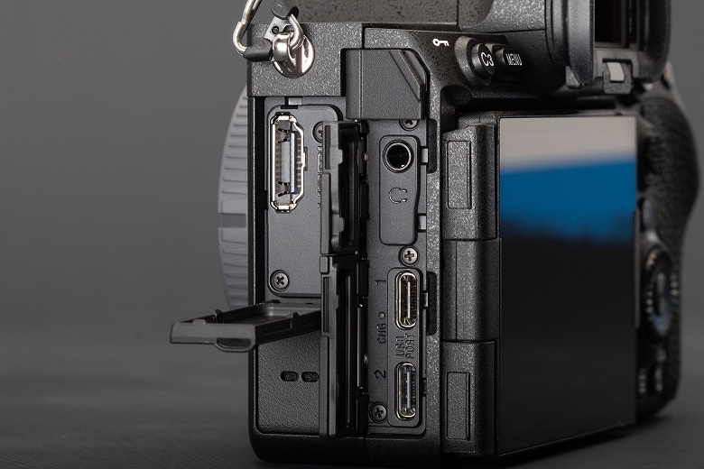 Популярная камера для видеографов стала ещё лучше. Представлена Sony A7 V: 33-мегапиксельная матрица, мощный процессор Bionz XR2, ИИ и улучшенная стабилизация