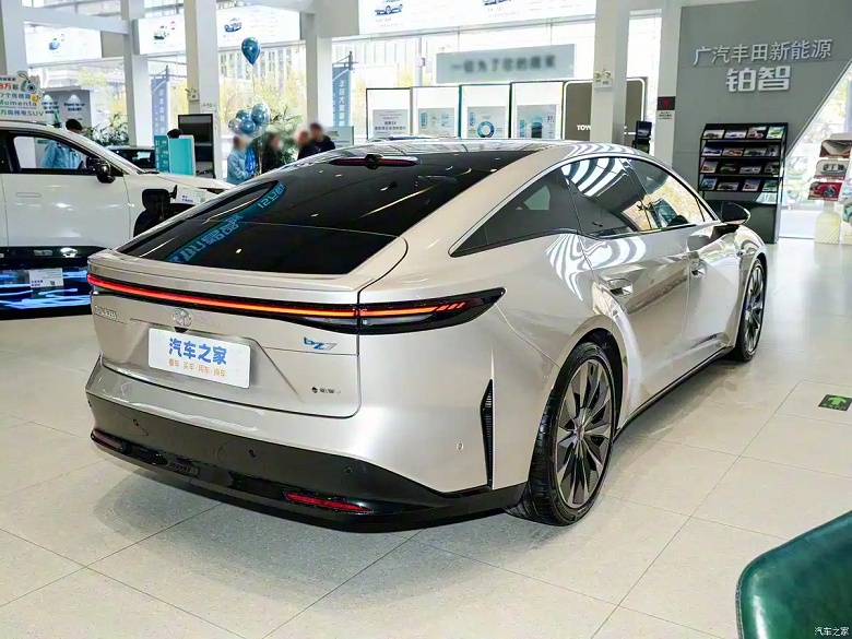 Toyota, которая больше, мощнее и технологичнее Camry. В Китае начали принимать заказы на флагманский седан Toyota bZ7 - 2 Toyota, которая больше, мощнее и технологичнее Camry. В Китае начали принимать заказы на флагманский седан Toyota bZ7