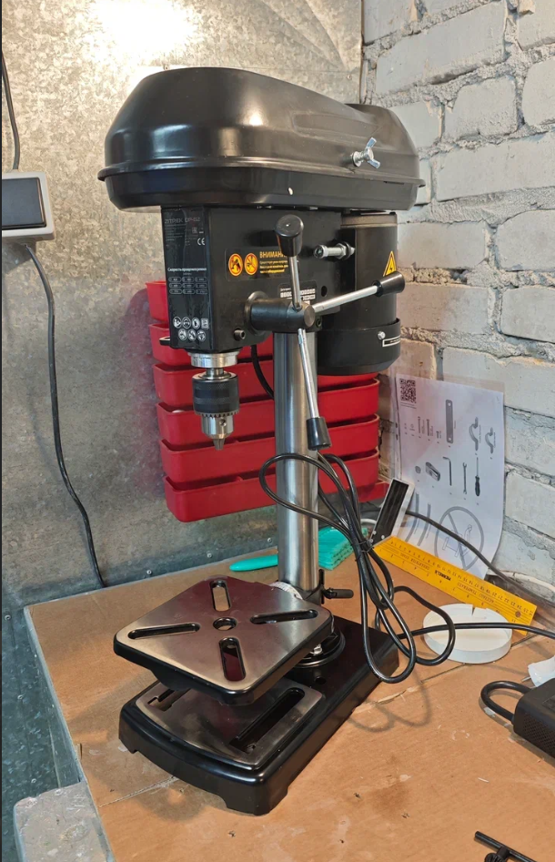 Я вырос в деревне, прожил там 17 лет. Дед всегда в мастерской ковырялся — я приходил к нему в детстве. Детство проходило в гараже за ремонтом мотоциклов. Поэтому руками работать привык и люблю.