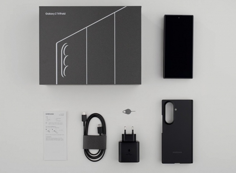 Samsung расщедрилась: богатый комплект поставки уникального Galaxy Z TriFold показали вживую
