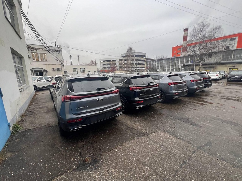 Большая партия «Москвичей 5» прибыла к дилеру, опубликованы живые фото, названы реальные цены. Завод утверждает, что это машины с пробегом - 2 Большая партия «Москвичей 5» прибыла к дилеру, опубликованы живые фото, названы реальные цены. Завод утверждает, что это машины с пробегом