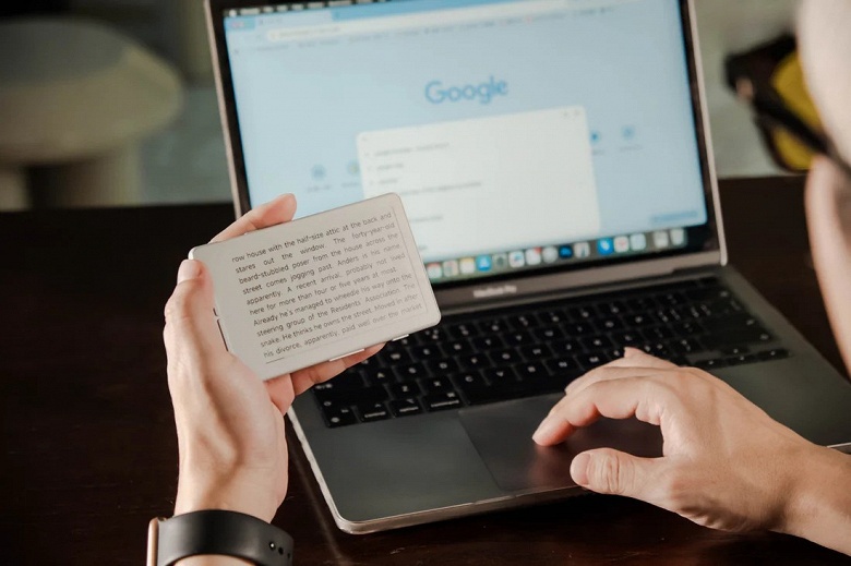 Это настолько маленькая электронная книга, что её можно прикрепить сзади к iPhone. Xteink X4 крепится магнитами 