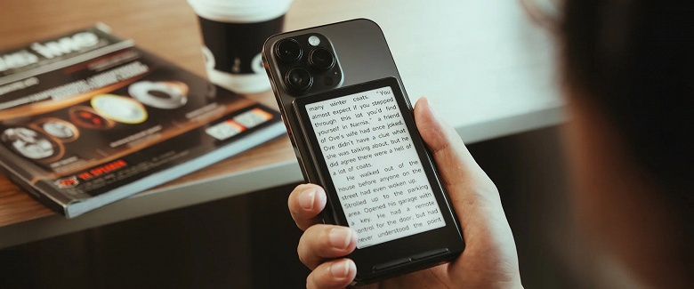 Это настолько маленькая электронная книга, что её можно прикрепить сзади к iPhone. Xteink X4 крепится магнитами 