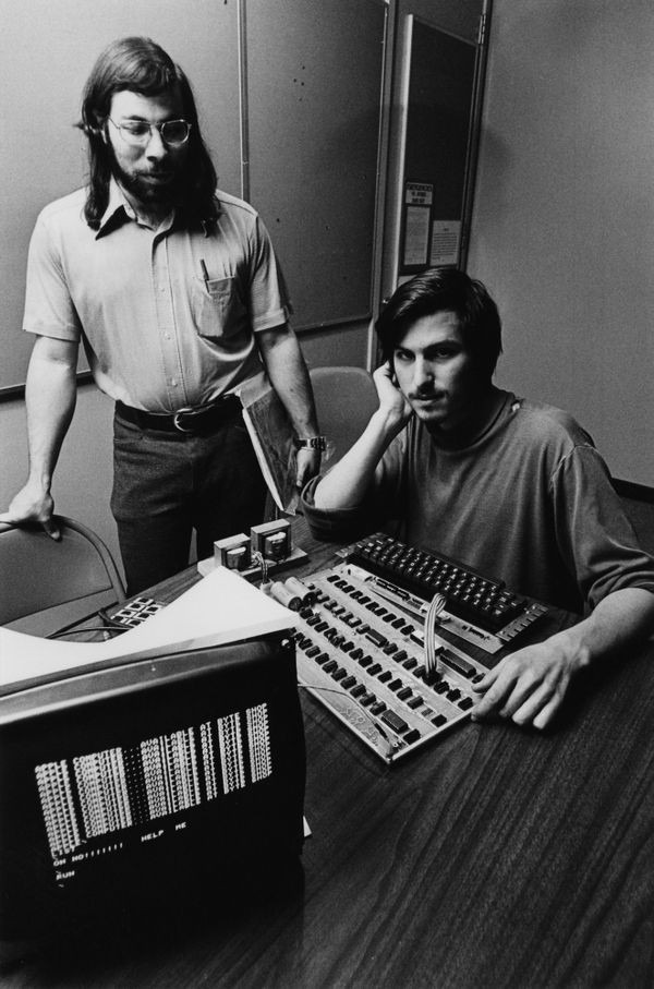 Джобс и Воз в апреле 1976 года с первым компьютером Apple (позже названным Apple I). [Джо Мелена]